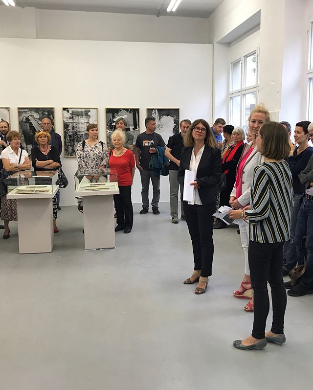 Am 15. Juni 2018 eröffnete die Neue Galerie für Zeitgenössische Kunst Gera @ Häselburg die Ausstellung „Arbeit am Mythos“. Ich durfte meine Serie „ÜBER SEE“ sowie „RADEBRECHT“ präsentieren. Kuratiert wurde die Ausstellung von Claudia Tittel.